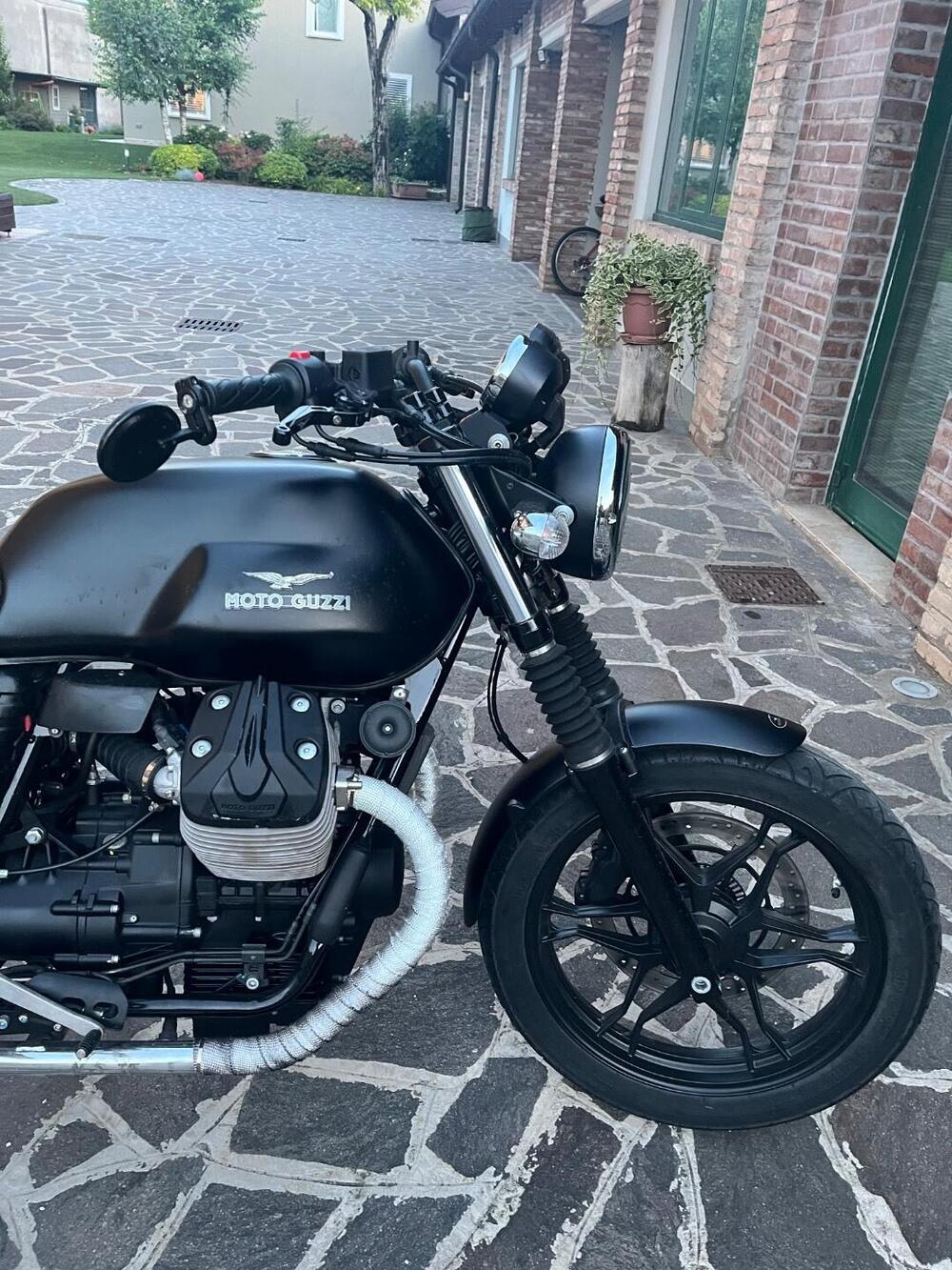 Moto Guzzi V7 II Stone (2015 - 17) (7)