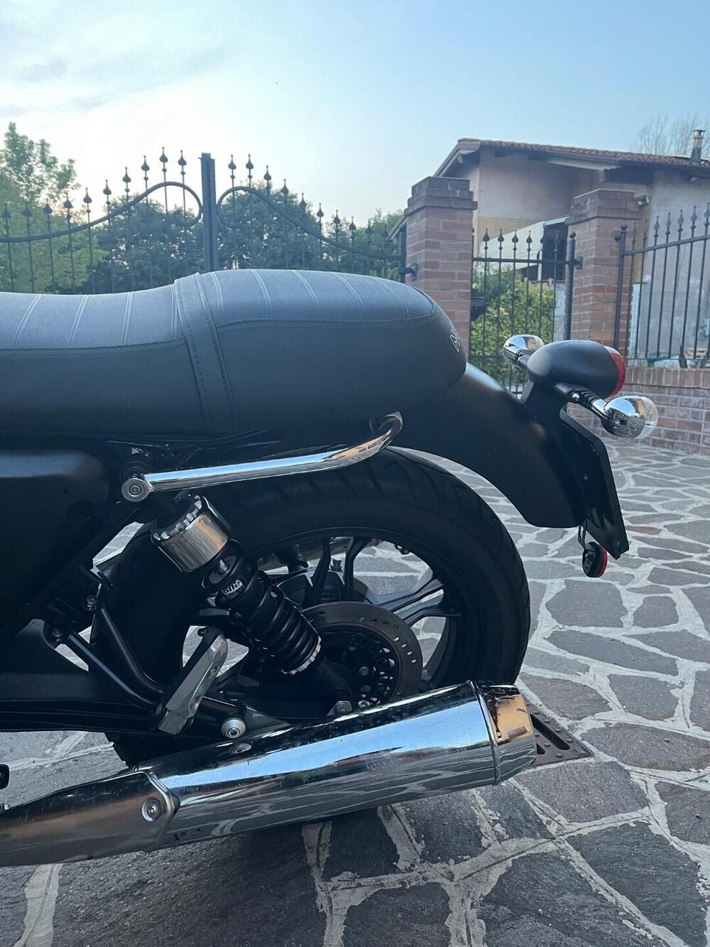 Moto Guzzi V7 II Stone (2015 - 17) (8)