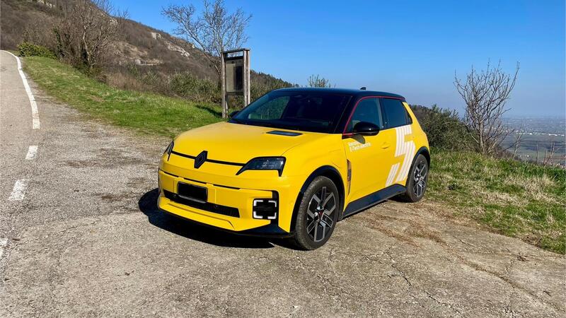 Jeremy Clarkson: &quot;La nuova Renault 5 &egrave; fantastica, peccato solo che...&quot;