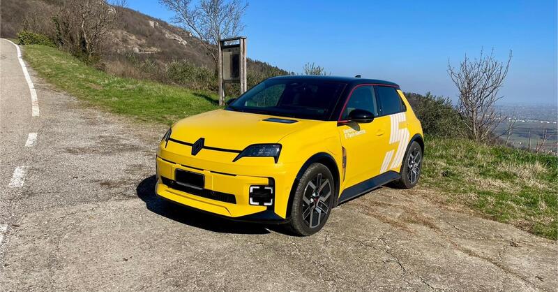 Jeremy Clarkson: &quot;La nuova Renault 5 &egrave; fantastica, peccato solo che...&quot;