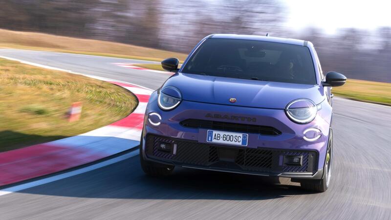 Abarth 600e: solo 318 unit&agrave; vendute nel 2025, ma sul ritorno alla benzina...