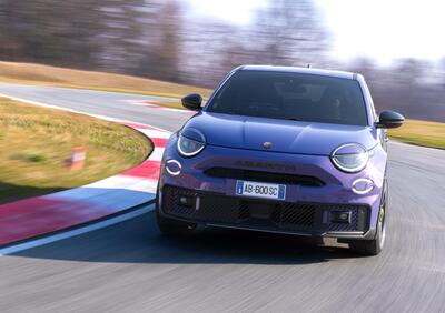 Abarth 600e: solo 318 unità vendute nel 2025, ma sul ritorno alla benzina...