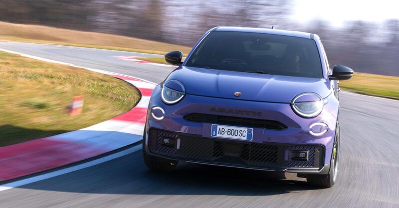 Abarth 600e: solo 318 unit&agrave; vendute nel 2025, ma sul ritorno alla benzina...
