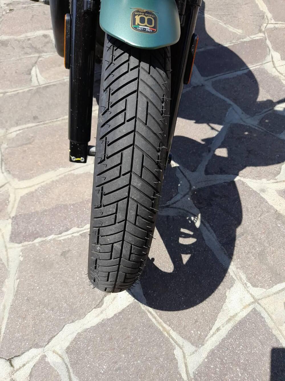 Moto Guzzi V7 Stone Centenario (2021 - 22) (2)