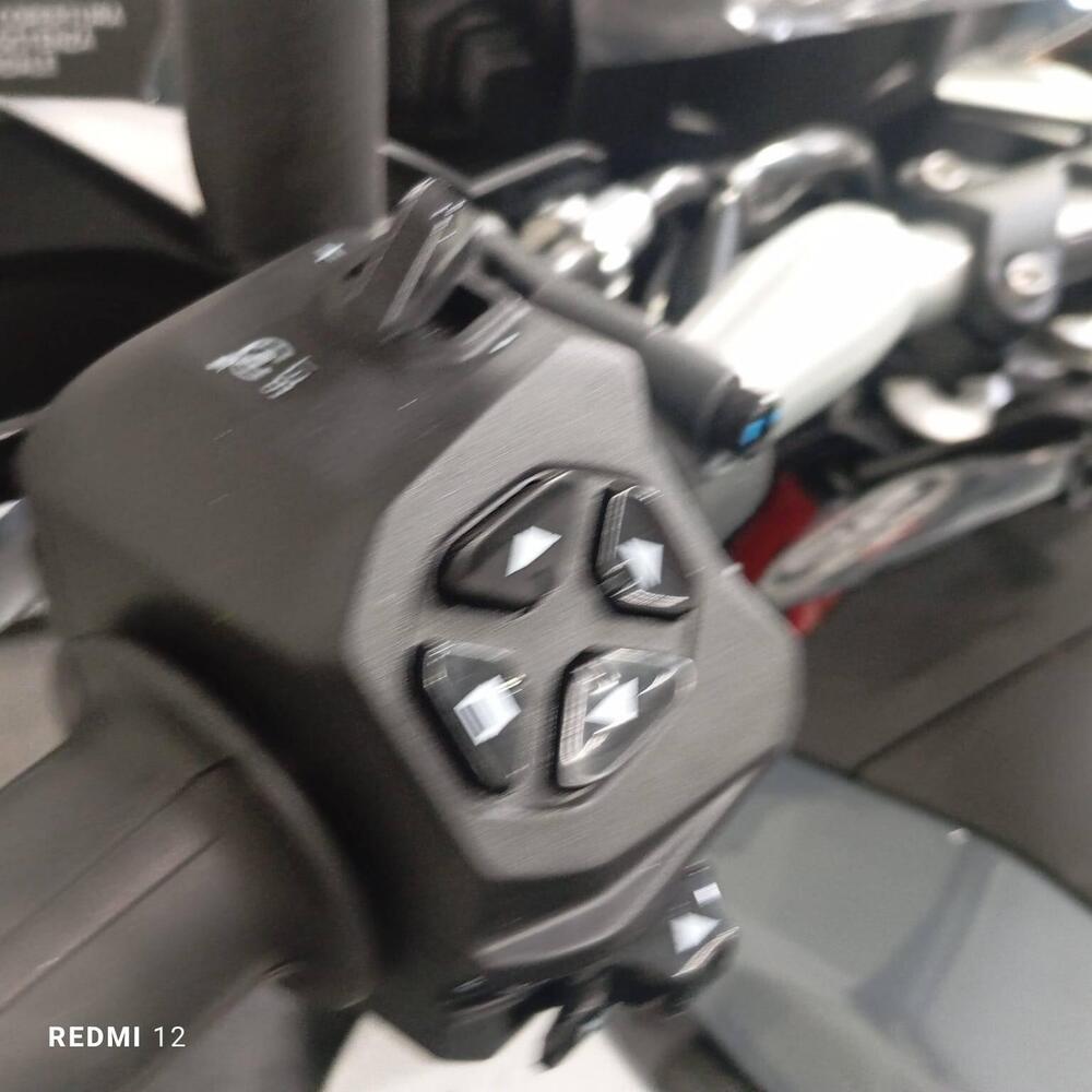 Moto Guzzi V85 TT (2024 - 26) (6)