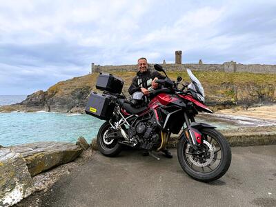 Da Milano all'Isola di Man in sella alla Triumph Tiger 900 GT PRO per il Tourist Trophy 2025 [VIDEO]