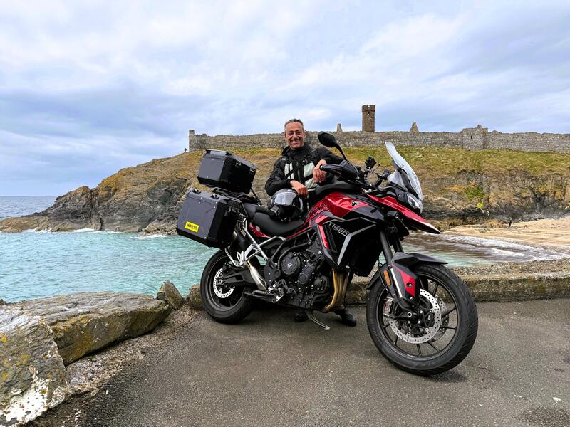 Da Milano all&#039;Isola di Man in sella alla Triumph Tiger 900 GT PRO per il Tourist Trophy 2025 [VIDEO]