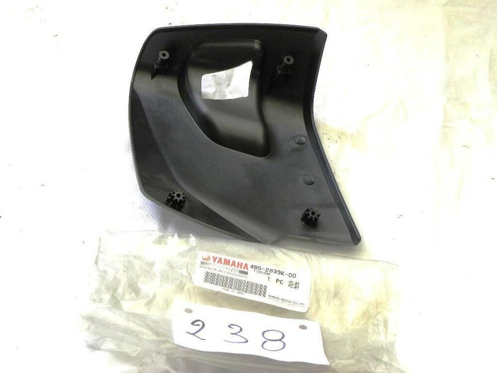 Coperchio vano portaoggetti /leg shield Yamaha T-M (3)