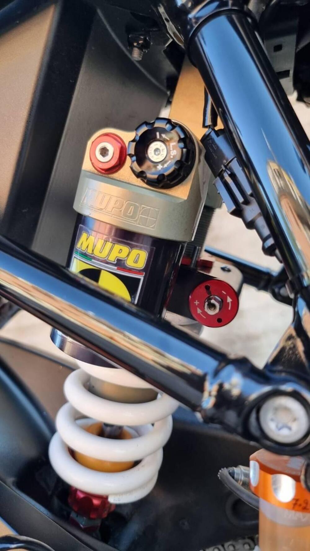 KTM 1290 Super Duke R (2019) (6)