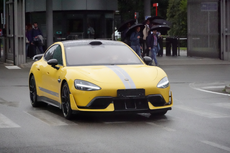 Xiaomi SU7 su strada a Maranello