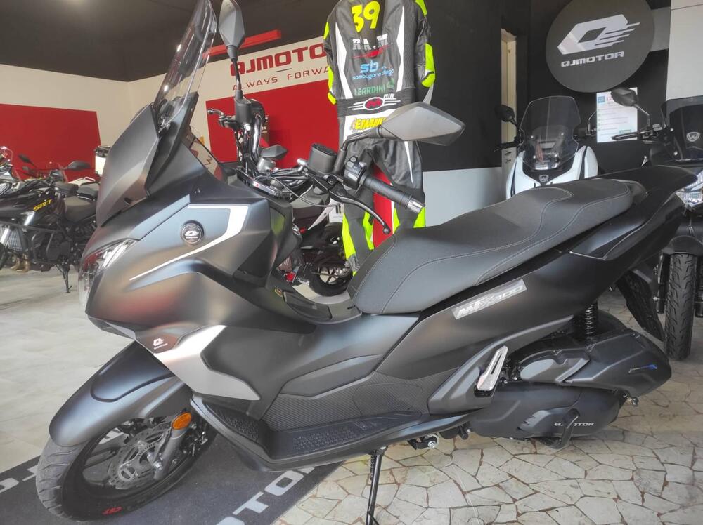 QJ Motor MTX 300 (2025) (4)
