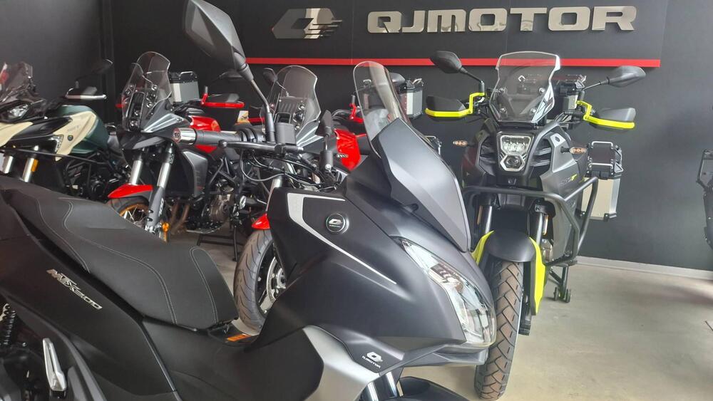 QJ Motor MTX 300 (2025) (3)