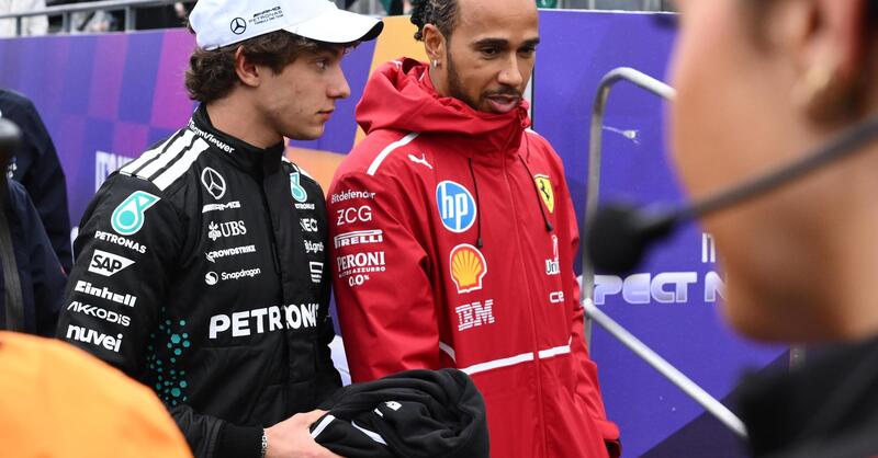 F1. Lewis Hamilton difende Antonelli dopo Spa: &quot;Ha solo 18 anni, ma sta facendo un ottimo lavoro&quot;