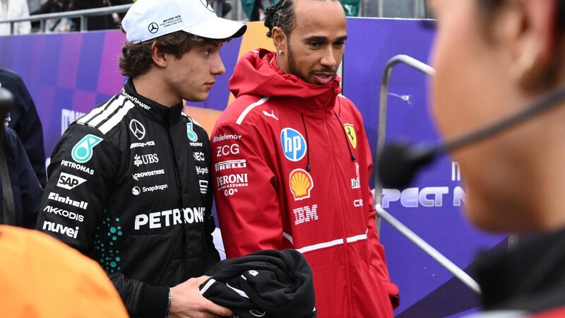 F1. Lewis Hamilton difende Antonelli dopo Spa: &quot;Ha solo 18 anni, ma sta facendo un ottimo lavoro&quot;