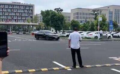 Panico in Cina: un&#039;auto BYD in modalit&agrave; guida autonoma impazzisce e gira in un parcheggio oltre 100 volte [VIDEO]
