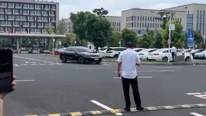Panico in Cina: un&#039;auto BYD in modalit&agrave; guida autonoma impazzisce e gira in un parcheggio oltre 100 volte [VIDEO]