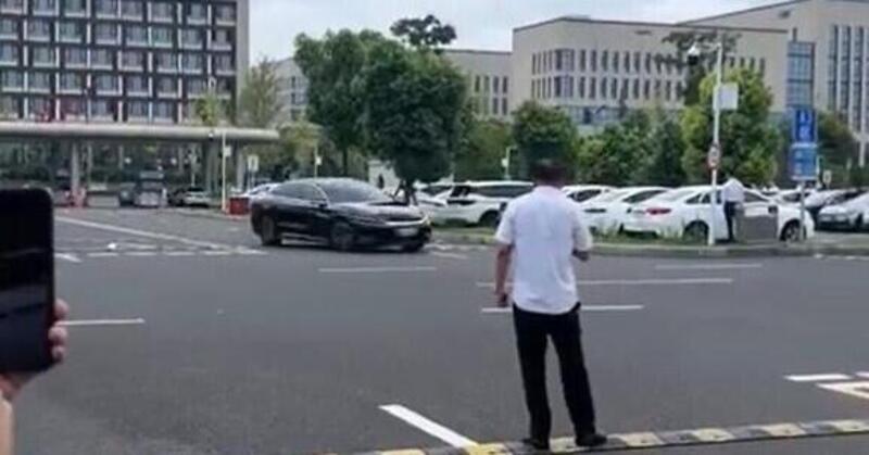 Panico in Cina: un&#039;auto BYD in modalit&agrave; guida autonoma impazzisce e gira in un parcheggio oltre 100 volte [VIDEO]