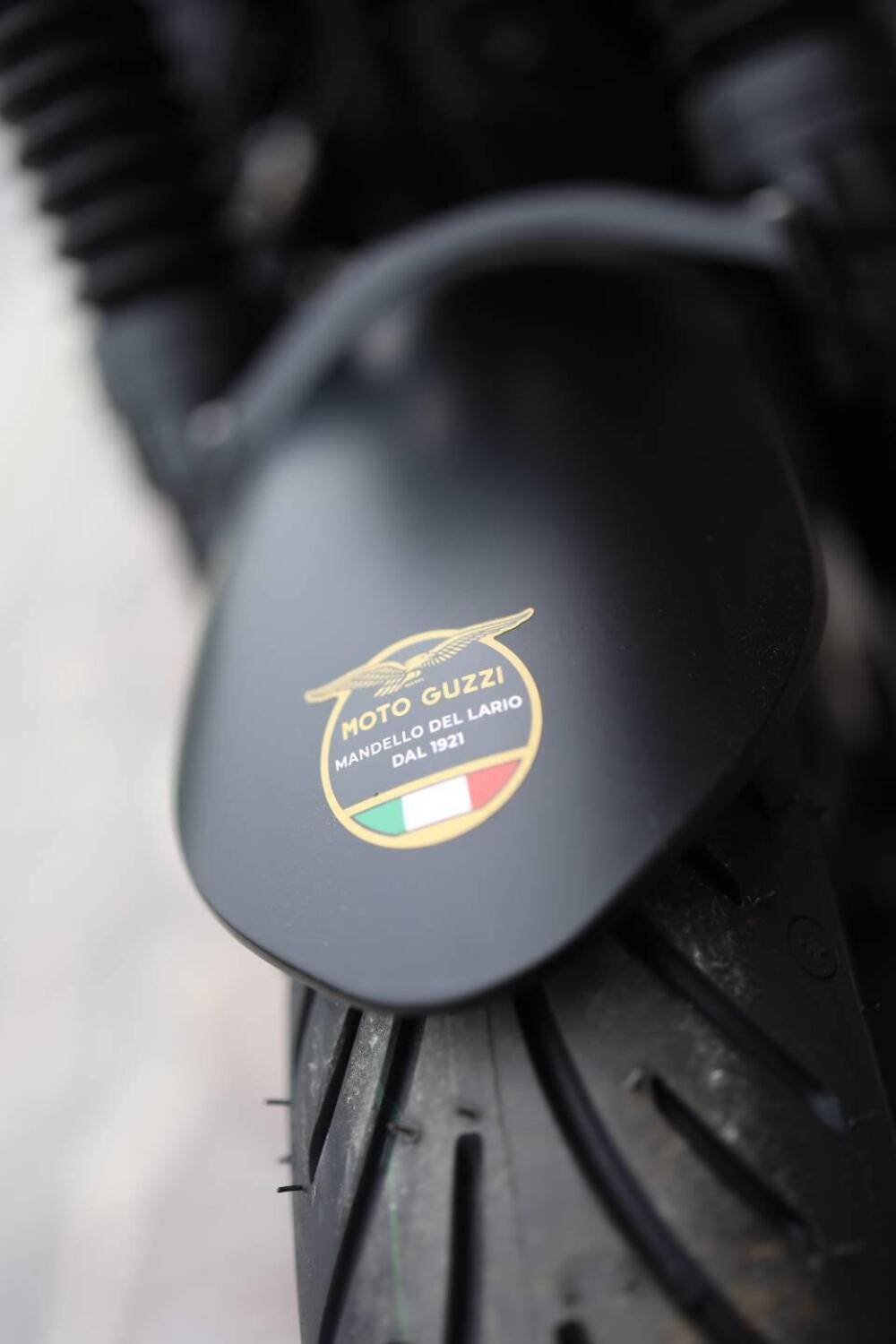 Moto Guzzi V7 Stone (2025 - 26) (7)