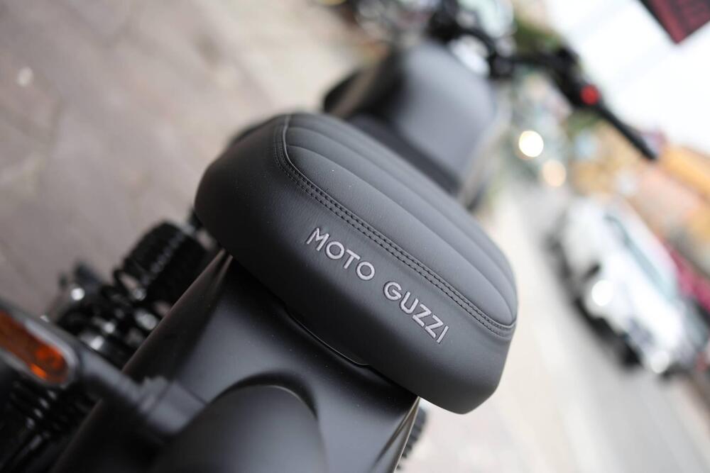 Moto Guzzi V7 Stone (2025) (10)