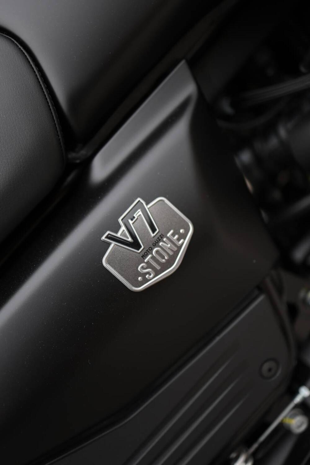 Moto Guzzi V7 Stone (2025) (12)