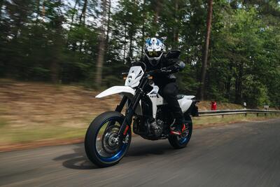 Suzuki DR-Z4 SM 2025 TEST: come va la nuova supermotard, Pro e Contro [VIDEO E GALLERY]