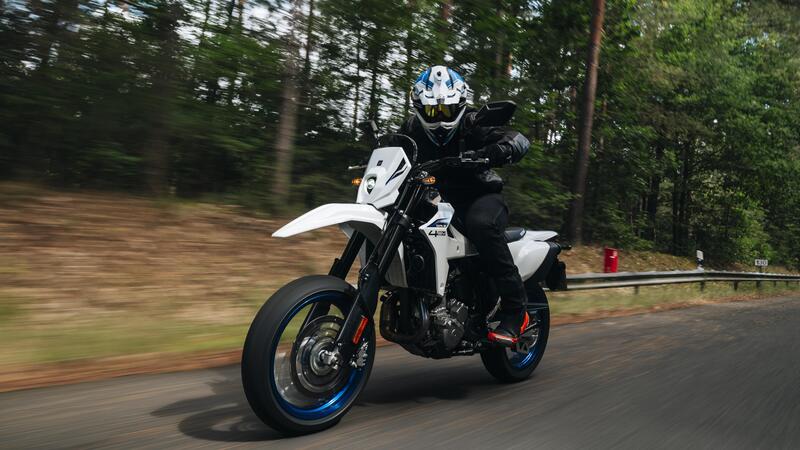 Suzuki DR-Z4 SM 2025 TEST: come va la nuova supermotard, Pro e Contro [VIDEO E GALLERY]