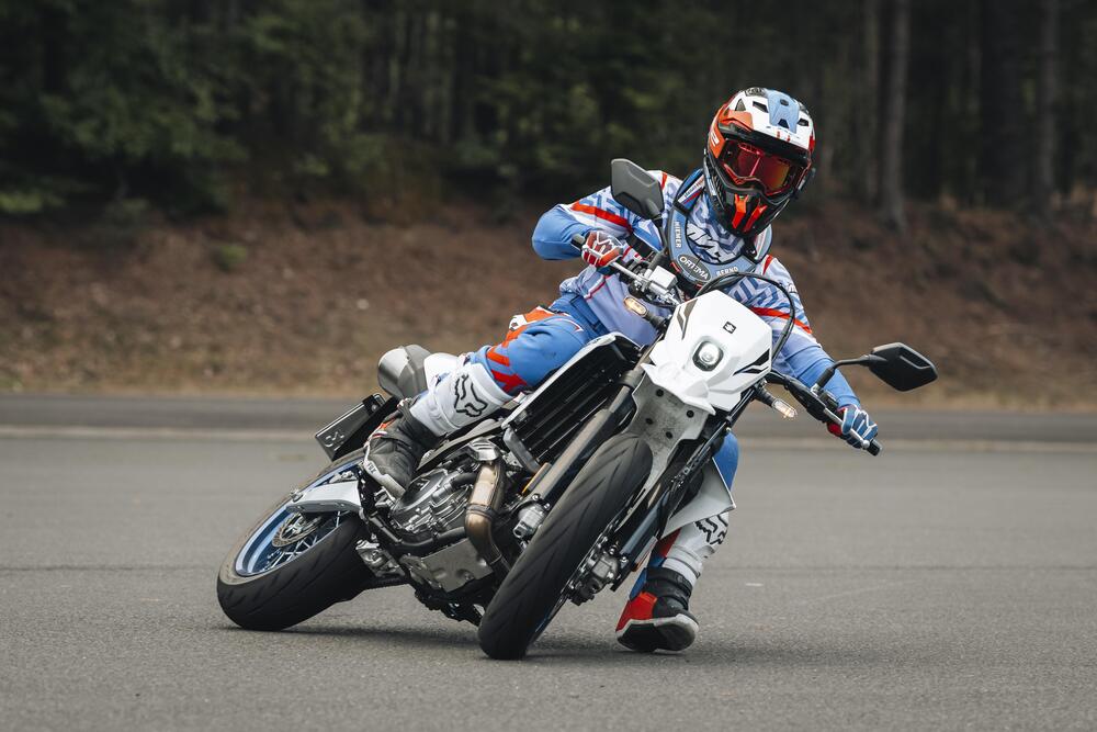 Bernd Hiemer, due volte Campione del Mondo supermotard, alle prese con la DR-Z 4 SM
