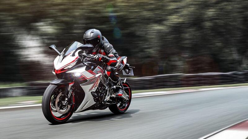 ZT703-RR: la prima tre cilindri sportiva di Zontes arriva nei concessionari