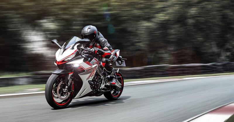 ZT703-RR: la prima tre cilindri sportiva di Zontes arriva nei concessionari