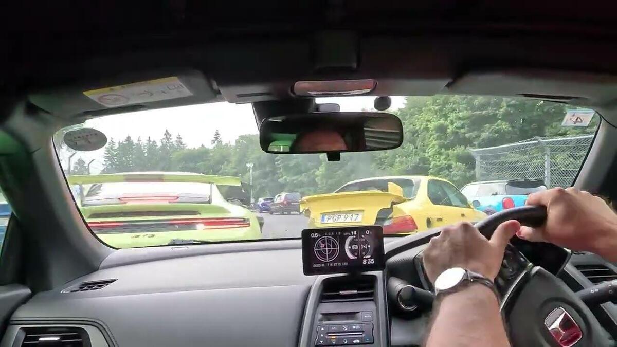Maxi incidente al Nurburgring: auto distrutte dopo una curva cieca, nessun ferito [VIDEO]