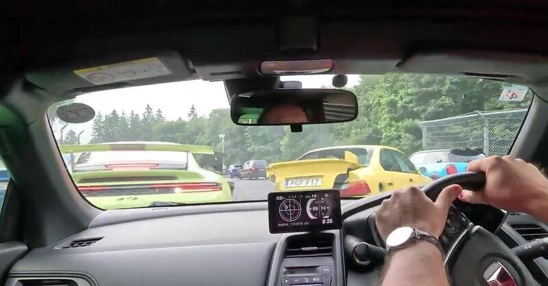 Maxi incidente al Nurburgring: auto distrutte dopo una curva cieca, nessun ferito [VIDEO]