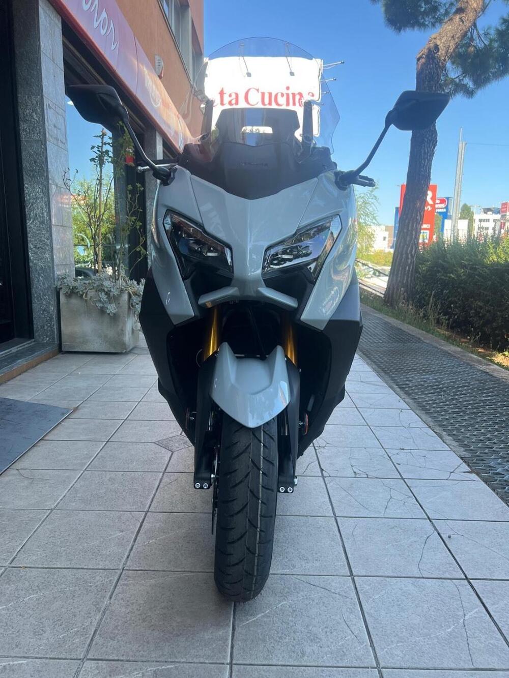 Yamaha T-Max 560 Tech Max (2025) (3)