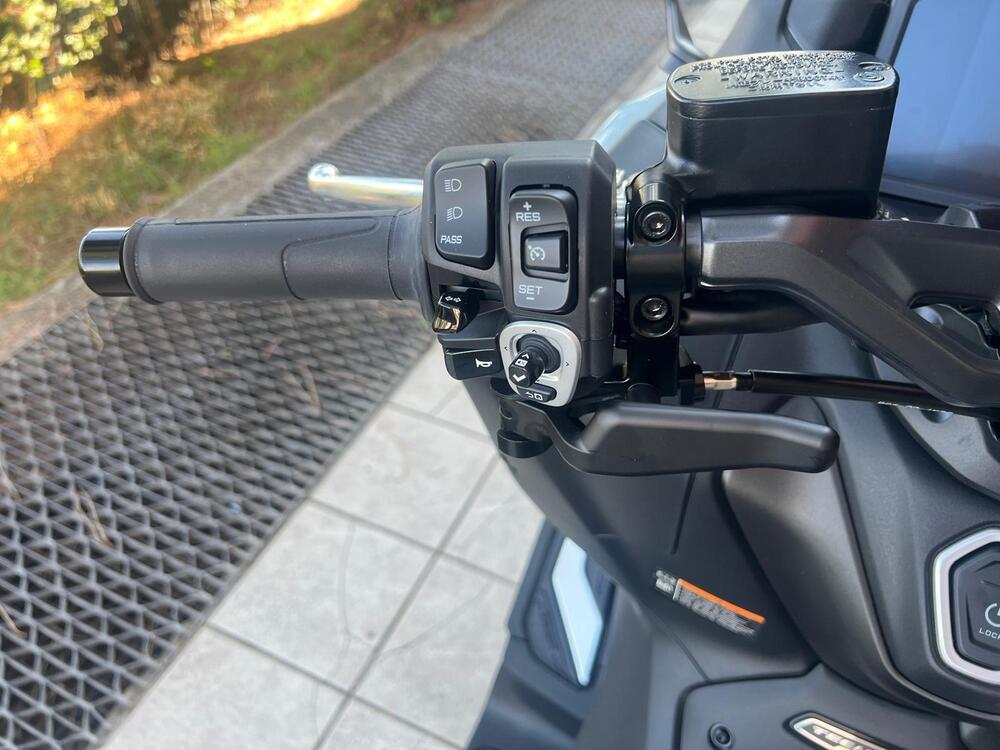 Yamaha T-Max 560 Tech Max (2025) (9)