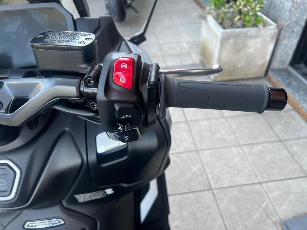Yamaha T-Max 560 Tech Max (2025) (10)