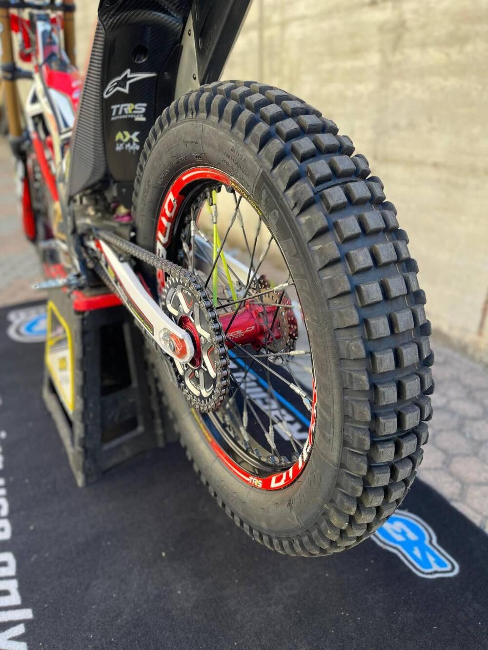 TRS Motorcycles One 300 Gold Edition (2025) (4)