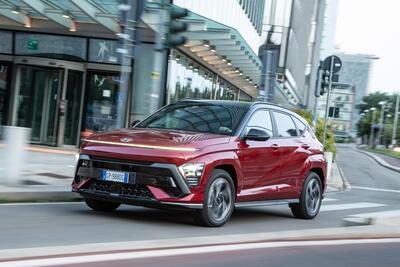 Hyundai Kona, arriva il nuovo Model Year 2026: pi&ugrave; potente e pi&ugrave; efficiente, ma il prezzo non cambia