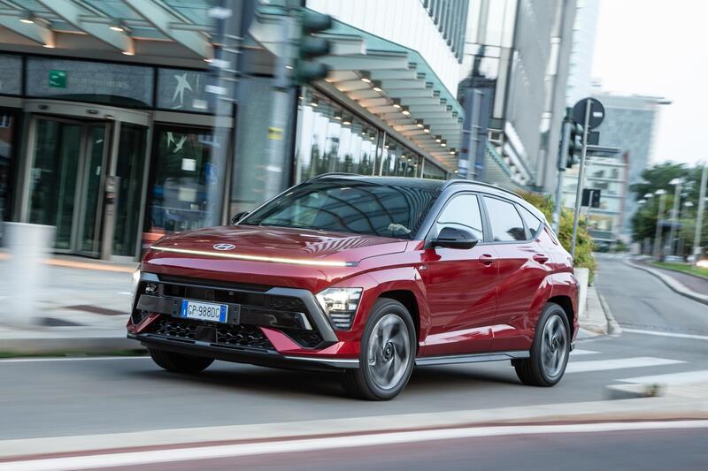 Hyundai Kona, arriva il nuovo Model Year 2026: pi&ugrave; potente e pi&ugrave; efficiente, ma il prezzo non cambia