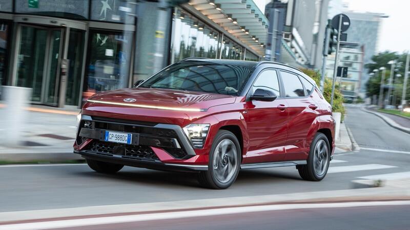Hyundai Kona, arriva il nuovo Model Year 2026: pi&ugrave; potente e pi&ugrave; efficiente, ma il prezzo non cambia