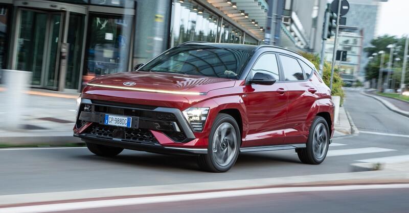Hyundai Kona, arriva il nuovo Model Year 2026: pi&ugrave; potente e pi&ugrave; efficiente, ma il prezzo non cambia