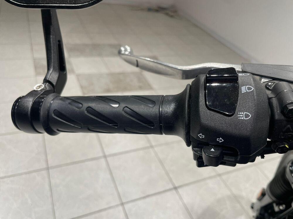 Moto Guzzi V7 Stone Special Edition (2022 - 25) (9)