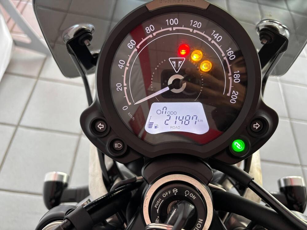 Triumph Street Twin 900 (2021 - 22) (3)