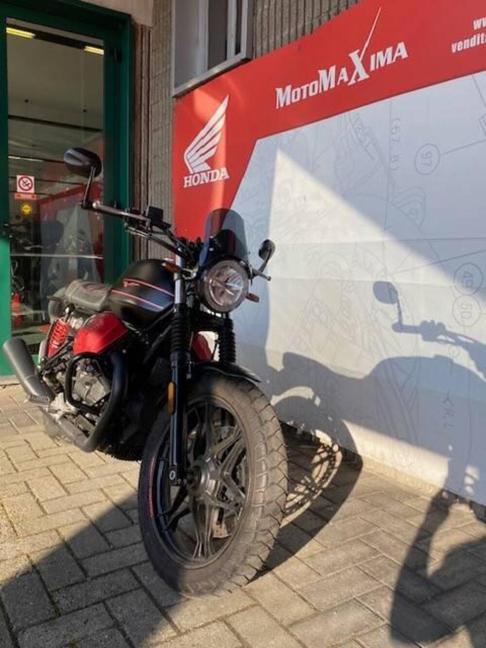 Moto Guzzi V7 III Stone (2017 - 20) (2)