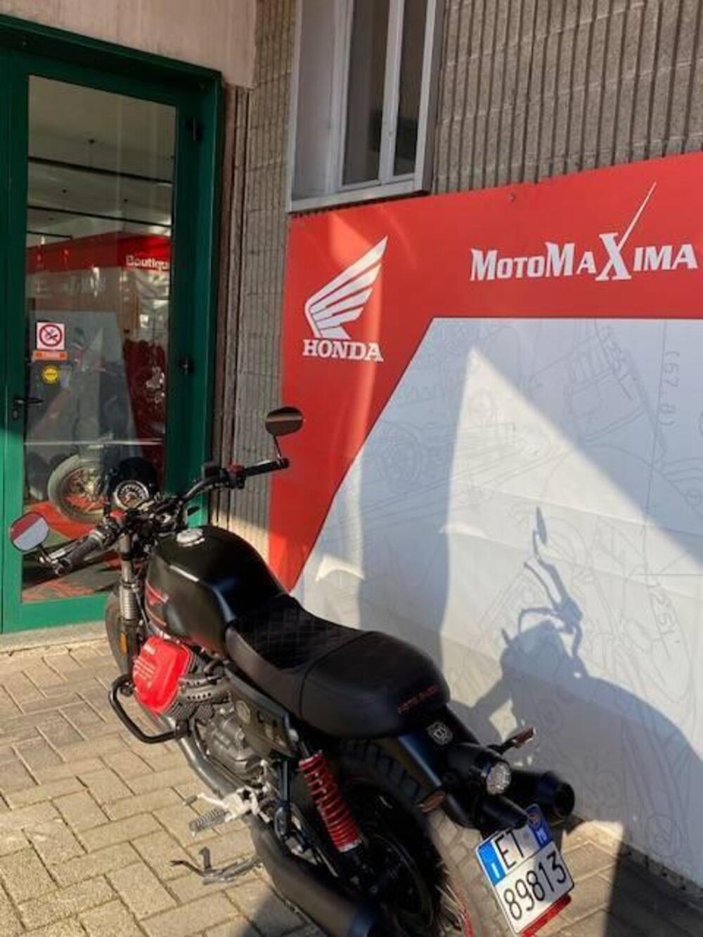 Moto Guzzi V7 III Stone (2017 - 20) (4)