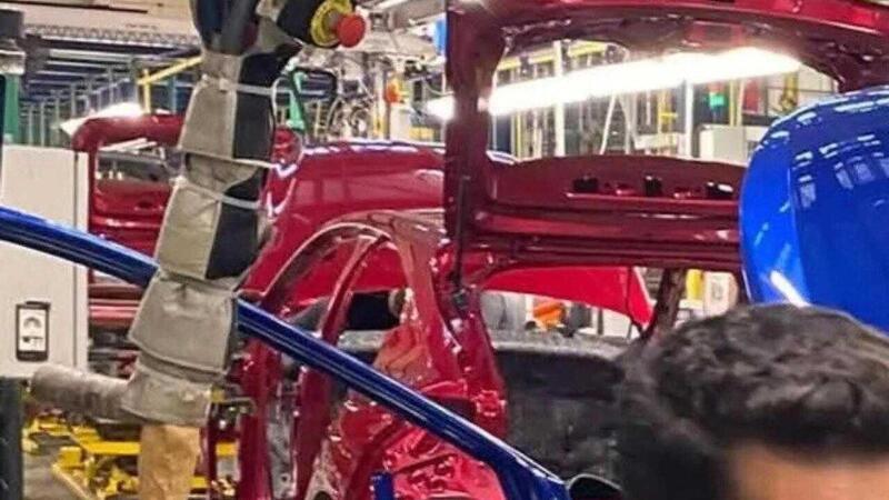 Nuova Renault Clio: avvistati i primi esemplari della sesta generazione nell&rsquo;impianto turco di Bursa, debutto ufficiale al Salone di Monaco [Foto Spia]