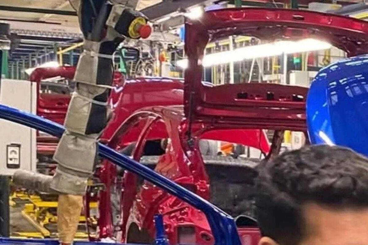 Nuova Renault Clio: avvistati i primi esemplari della sesta generazione nell’impianto turco di Bursa, debutto ufficiale al Salone di Monaco [Foto Spia]