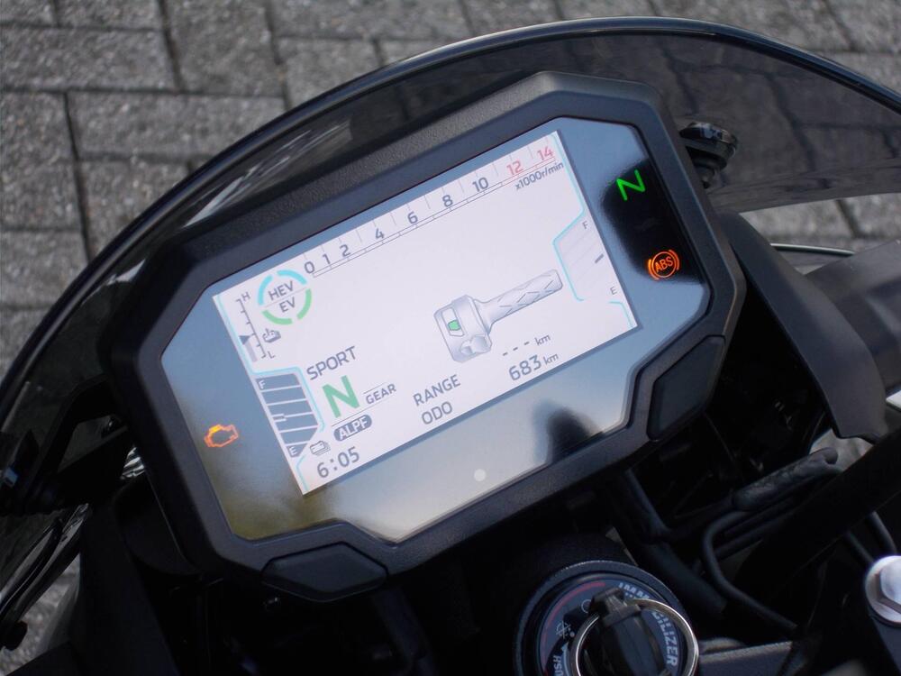 Kawasaki Z7 Hybrid (2024 - 25) (6)