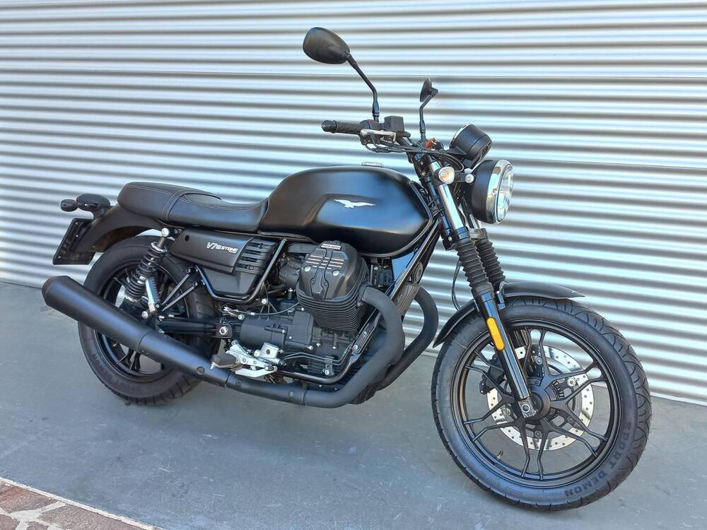 Moto Guzzi V7 III Stone (2017 - 20) (4)
