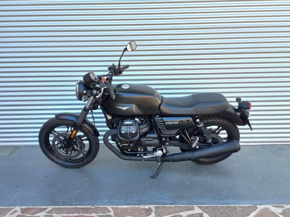 Moto Guzzi V7 III Stone (2017 - 20) (6)