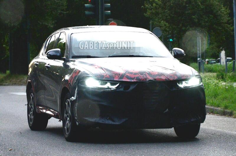Alfa Romeo Tonale, in arrivo il restyling: primo prototipo avvistato su strada [Foto Spia]