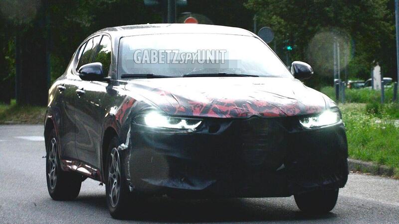 Alfa Romeo Tonale, in arrivo il restyling: primo prototipo avvistato su strada [Foto Spia]